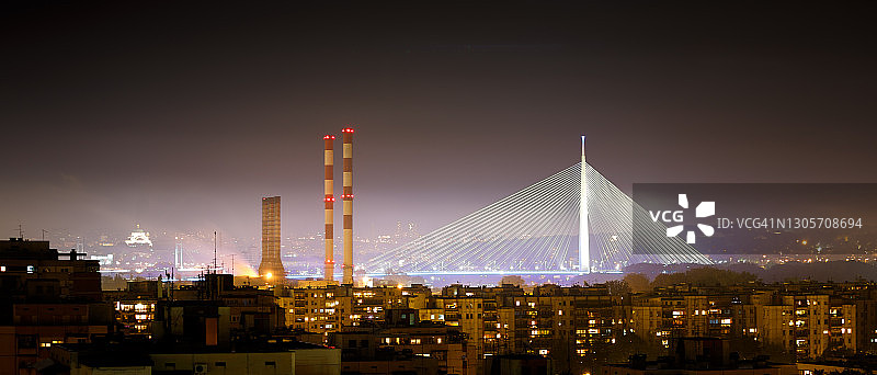 夜晚从屋顶看到的阿达大桥视角图片素材