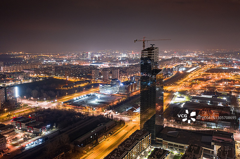 夜间建设中的西65塔鸟瞰图图片素材