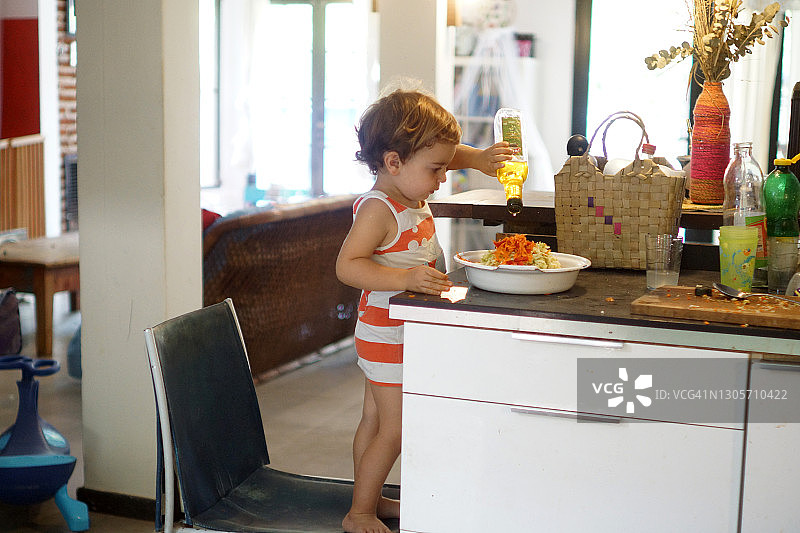 儿童爬上椅子图片素材