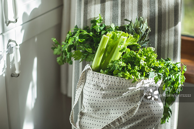 装有蔬菜、水果和产品的可重复使用购物袋图片素材