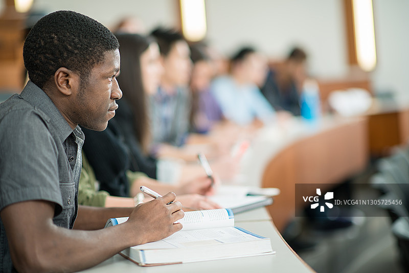 课堂上专注的学生照片图片素材