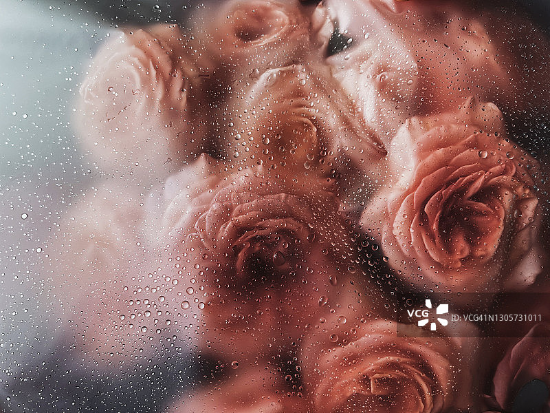 玻璃上的雨滴与粉色花束图片素材