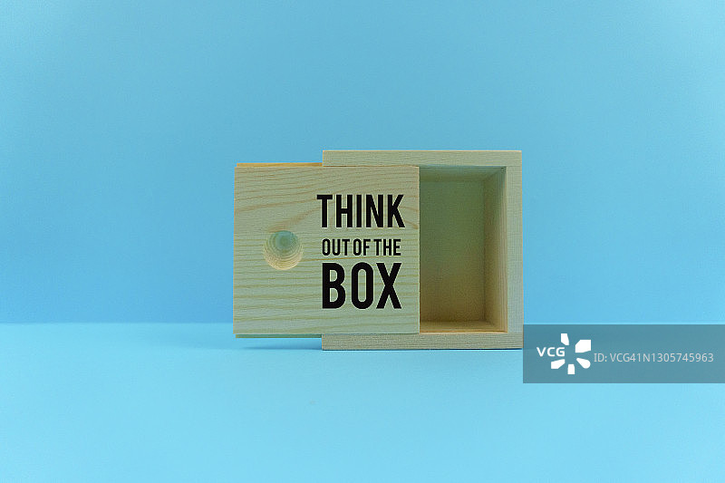 木盒上的跳脱思维文字图片素材