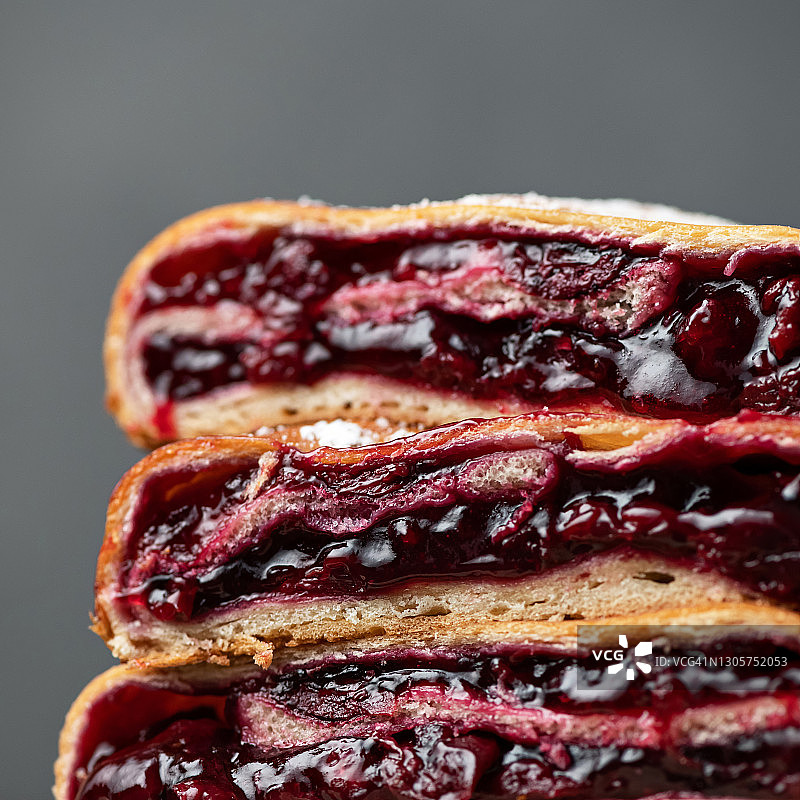 樱桃派特写：香甜酥皮和多汁馅料，美食概念方形图图片素材