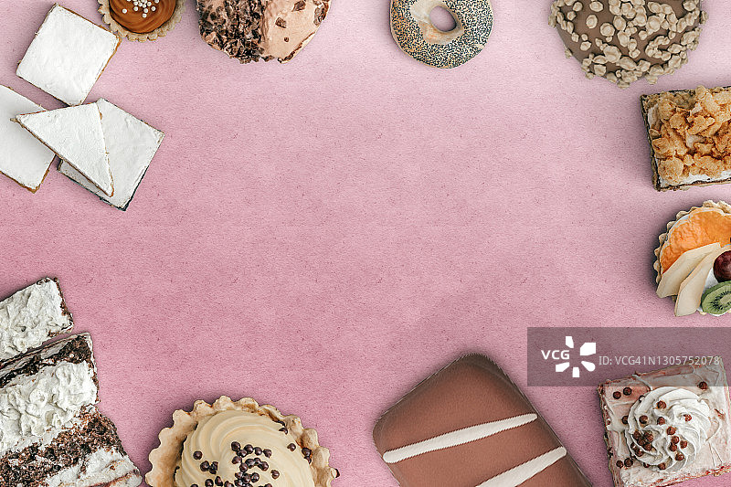 带有蛋糕、馅饼、纸杯蛋糕、巧克力的墨水桌，框架构图图片素材