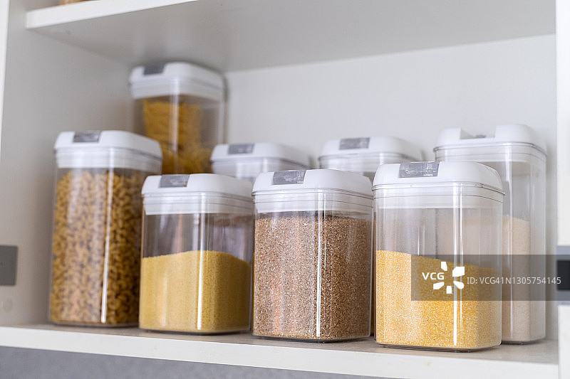 厨房中的食品储藏容器图片素材