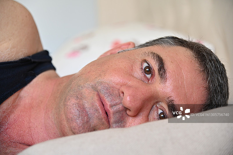 年长的男人醒来图片素材