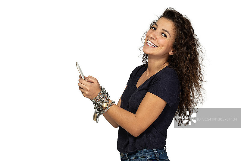 沉迷于手机的女人（手被锁链束缚）图片素材