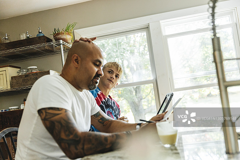 顽皮的男孩在家里教光头父亲图片素材