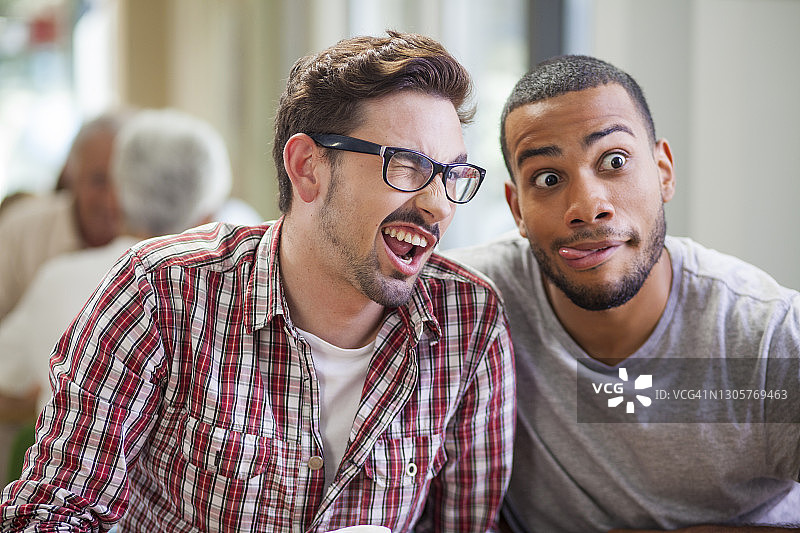 两个年轻男人做着鬼脸图片素材