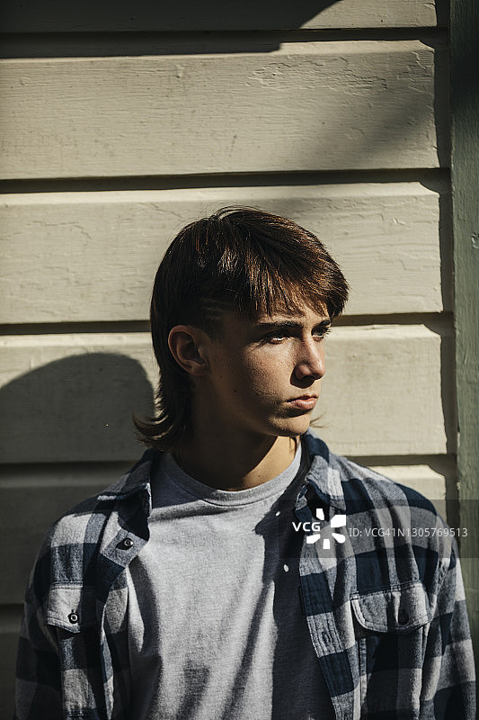 在后院眺望远方的青少年男孩肖像图片素材