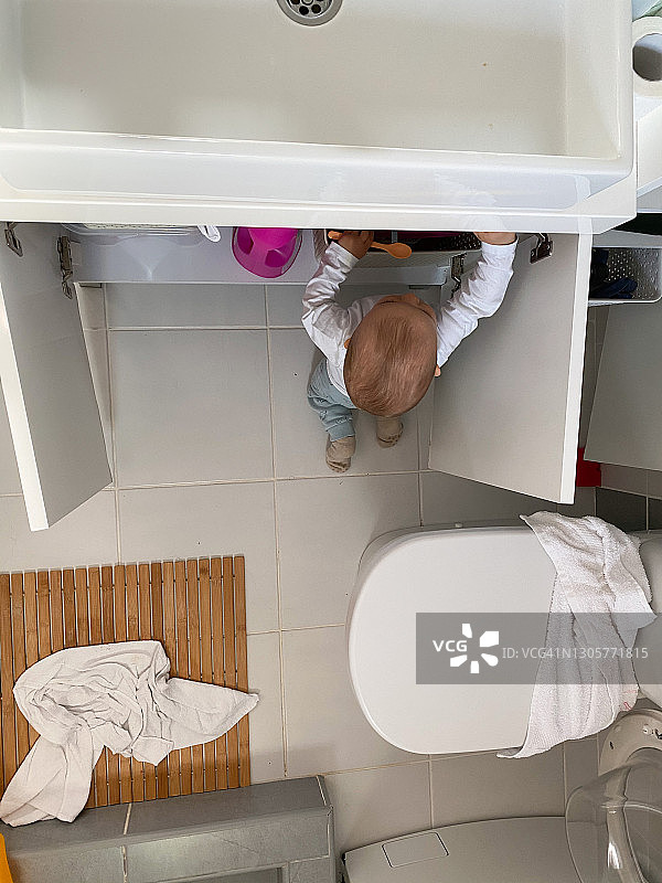 宝宝在浴室里图片素材