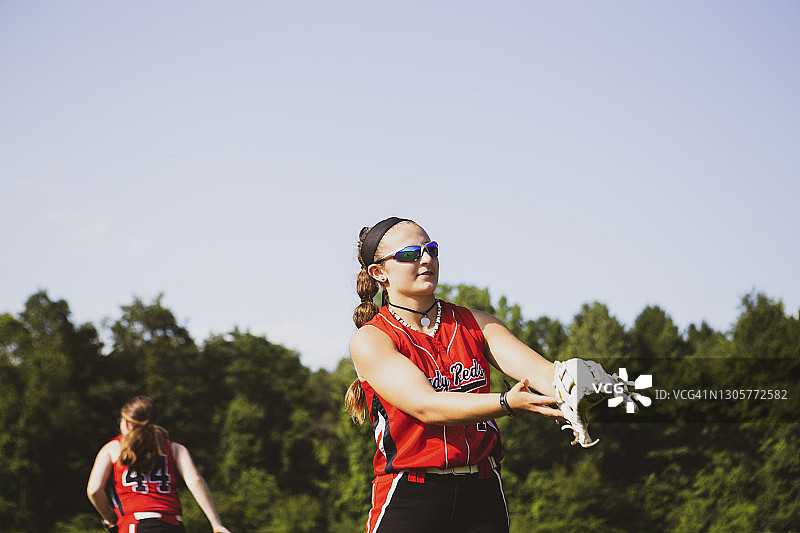 女孩们在垒球比赛前在场地上热身图片素材