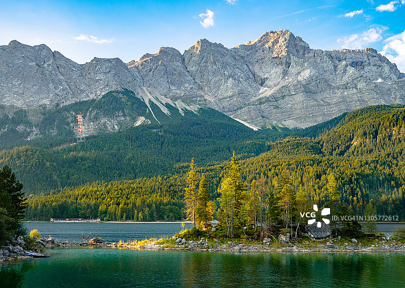 楚格峰在艾布湖上的第一缕阳光图片素材