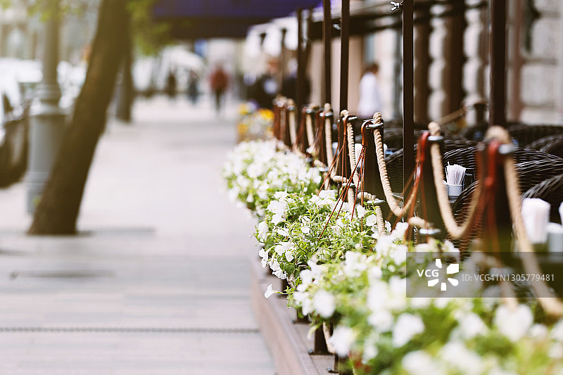 空旷的街道和关闭的咖啡馆，外面有漂亮的花坛图片素材