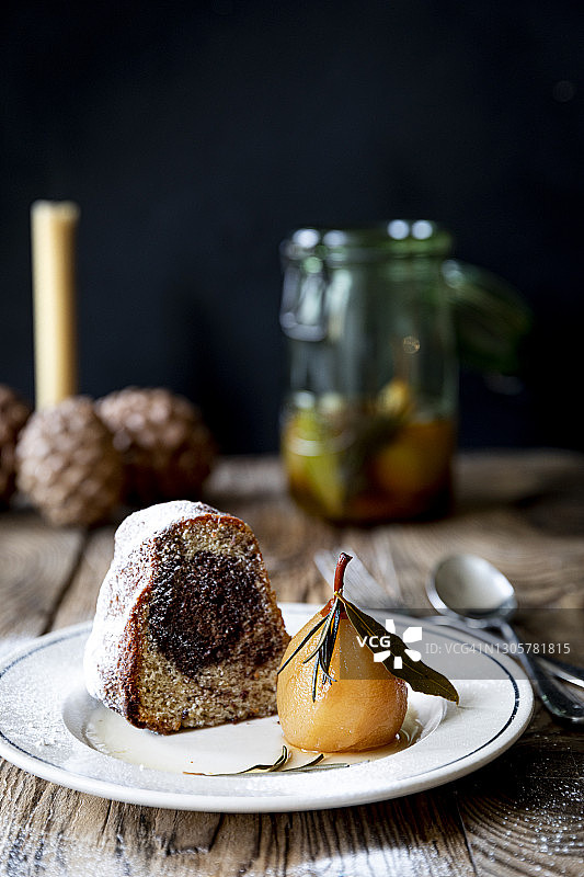 巧克力、榛子和橙子邦特蛋糕图片素材