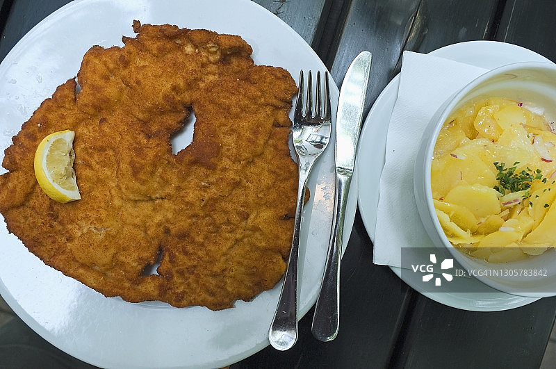 奥地利炸肉排和土豆沙拉图片素材