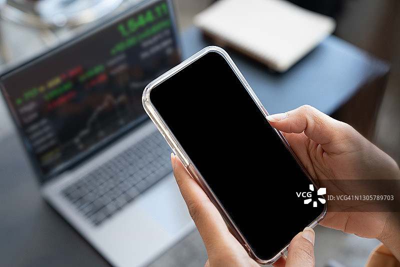 经理通过手机应用购买加密货币图片素材
