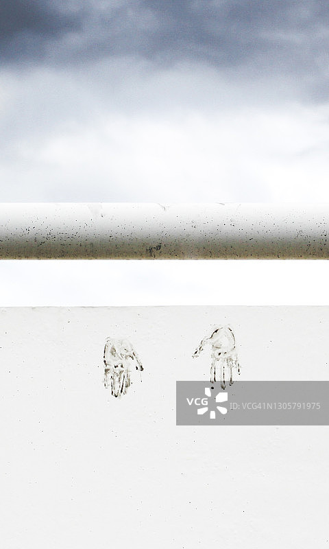 白色墙壁上的手印图片素材