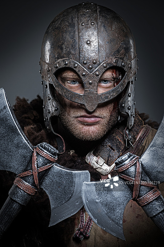 戴头盔的留胡子英俊白人维京男人特写图片素材