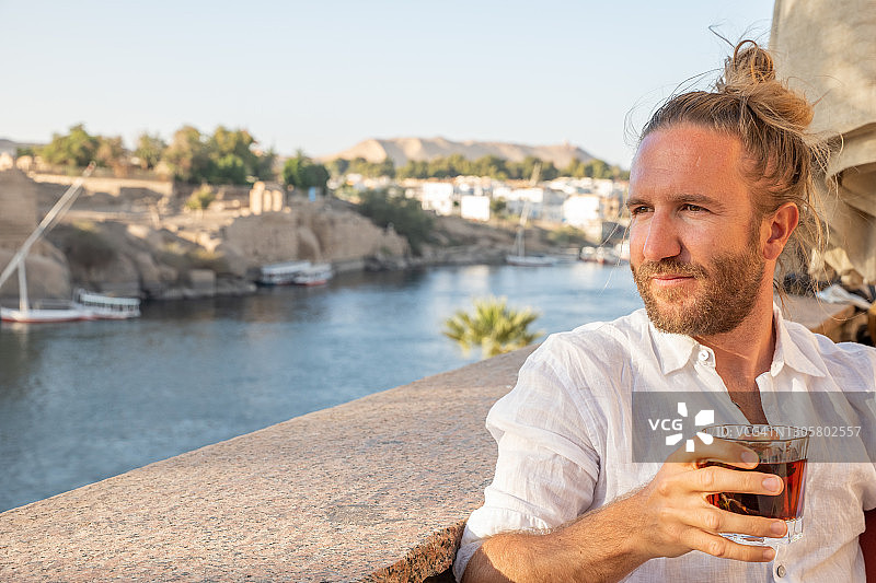 男子在阿斯旺沉思尼罗河图片素材