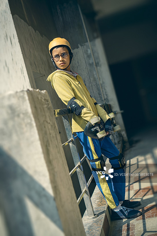 玩滑板的青少年男孩图片素材