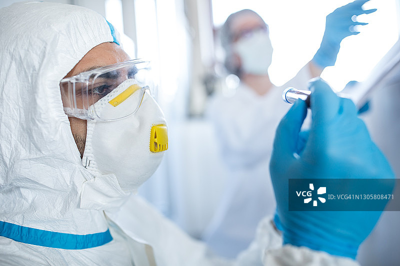 研究人员正在研究人血样本图片素材