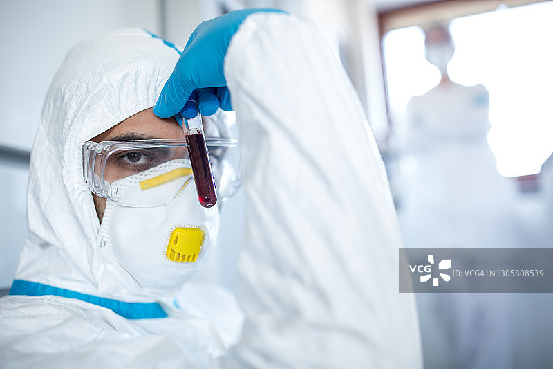 研究人员正在研究人血样本图片素材