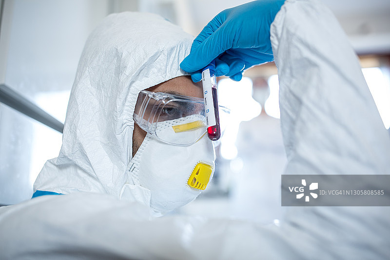 研究人员正在研究人血样本图片素材