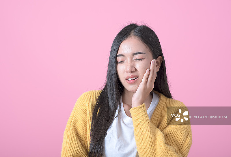 牙疼的年轻女子图片素材