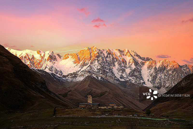 格鲁吉亚乌树故里：斯瓦涅季老村庄的壮丽山景图片素材