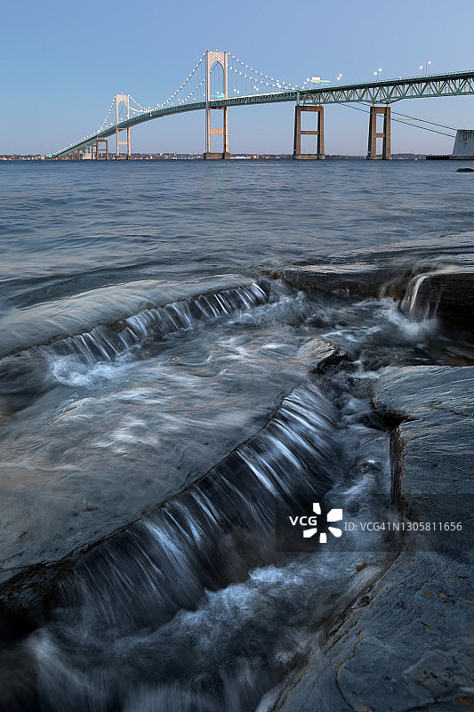 黄昏时分纽波特大桥的岩石海岸线图片素材