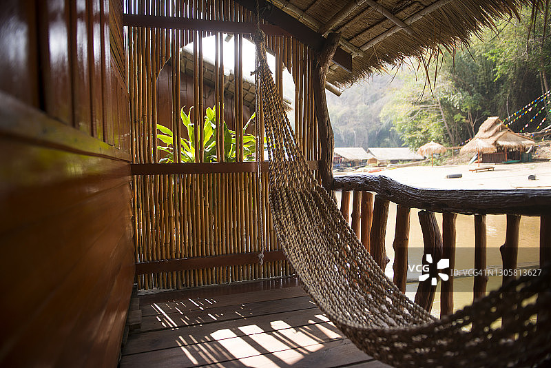 可眺望泰国北碧府自然风光的竹制阳台与吊床图片素材