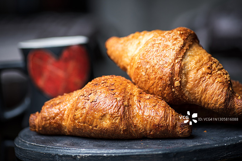 杏仁蜜汁羊角面包特写图片素材