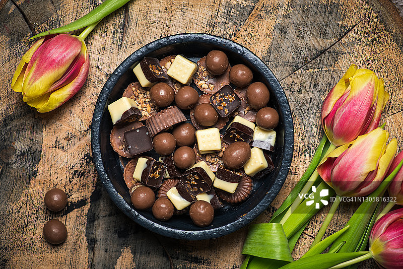 带有彩色郁金香的各式巧克力果仁糖甜点图片素材