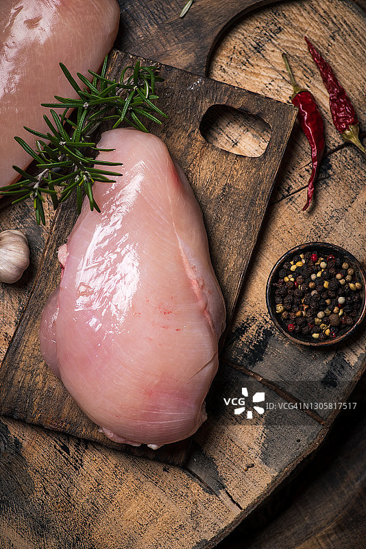 带烹饪食材的生鸡胸肉图片素材