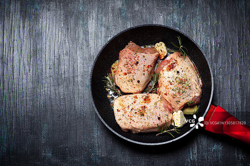 配有烹饪材料的生鸡腿肉图片素材