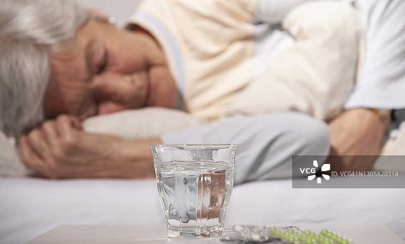 清晨药丸图片素材