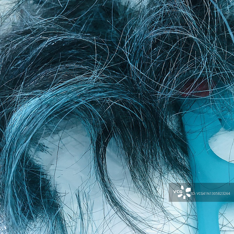 疫情期间在家理发的头发图片素材