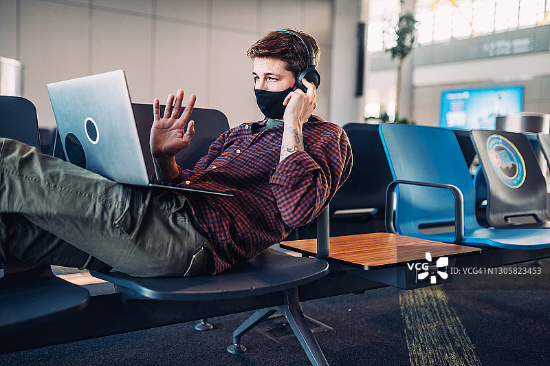 在机场使用笔记本电脑图片素材