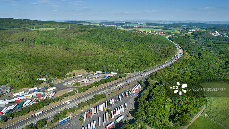 公路和休息区鸟瞰图图片素材