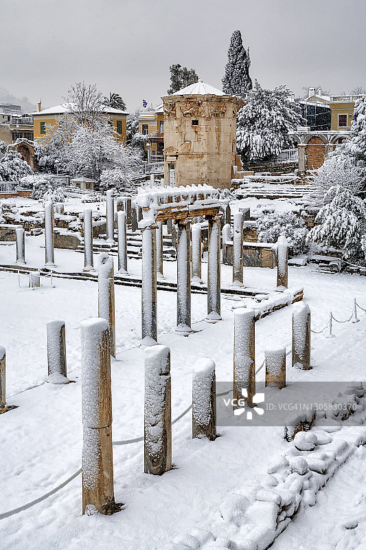雅典的雪景：罗马市场和风之塔图片素材