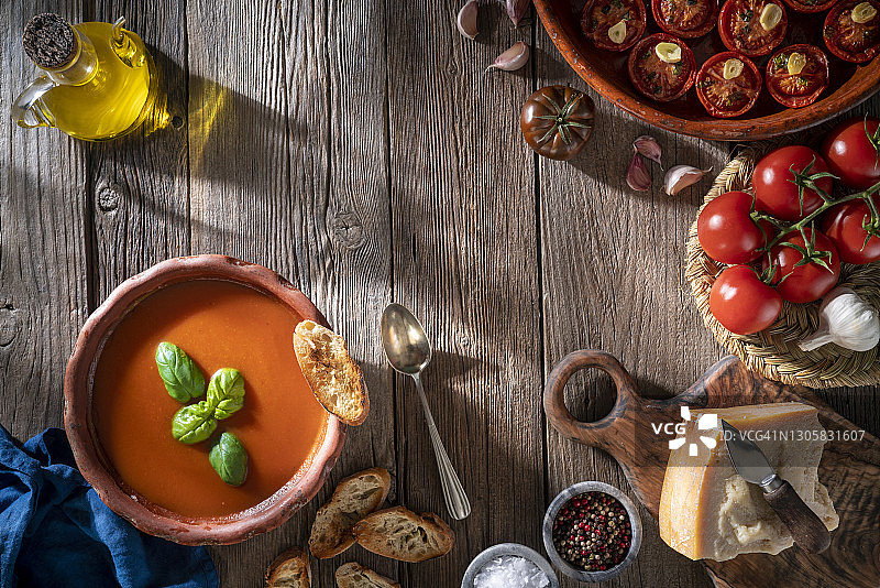 乡村木质风烤番茄罗勒番茄汤与面包图片素材