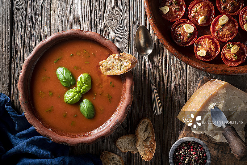 乡村木质风烤番茄罗勒番茄汤与面包图片素材