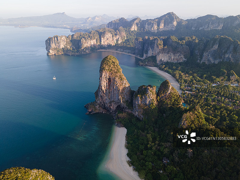 泰国甲米府莱利海滩附近的沙滩海岸线航拍高角度景观图片素材