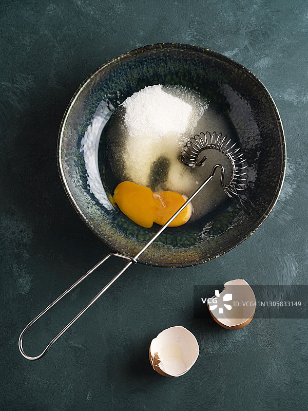 混合鸡蛋和糖，搅拌鸡蛋和糖，搅打鸡蛋和糖，蛋黄被搅打图片素材