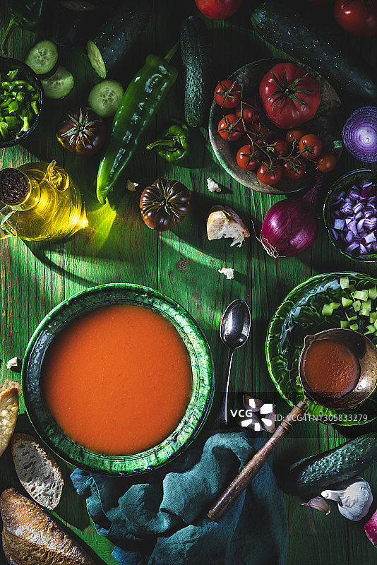 绿色木纹背景上的生鲜蔬菜番茄汤图片素材