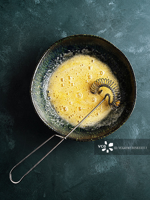 混合鸡蛋和糖，搅拌鸡蛋和糖，搅打鸡蛋和糖，蛋黄被搅打图片素材