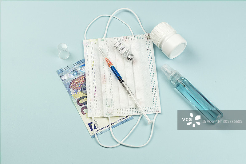 口罩、欧元、注射器、新冠疫苗和消毒液静物，疫情概念图片素材