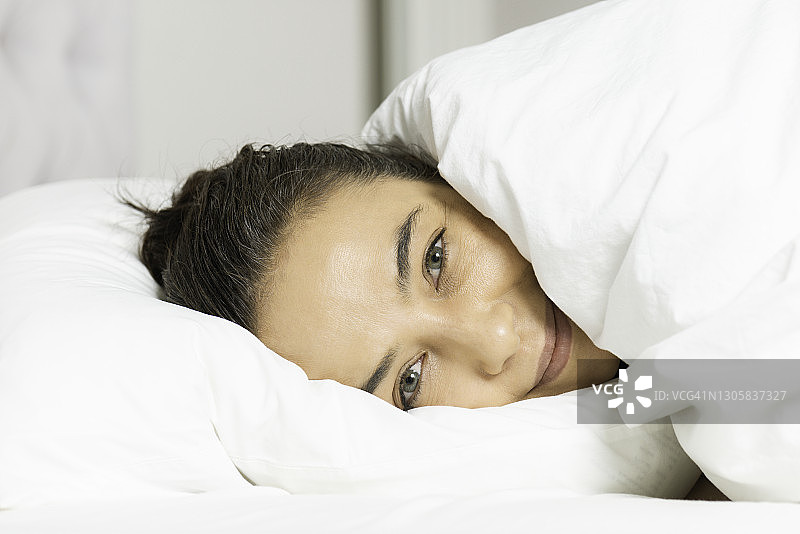 在床上的女人图片素材